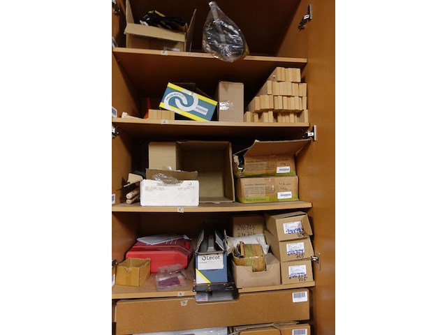 Inhoud kast + metalen bureau - afbeelding 8 van  46