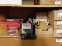Inhoud kast + metalen bureau - afbeelding 9 van  46