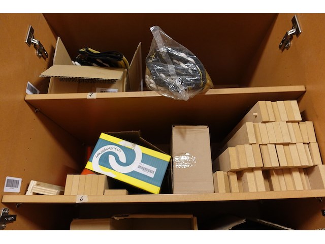 Inhoud kast + metalen bureau - afbeelding 10 van  46