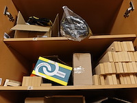 Inhoud kast + metalen bureau - afbeelding 10 van  46
