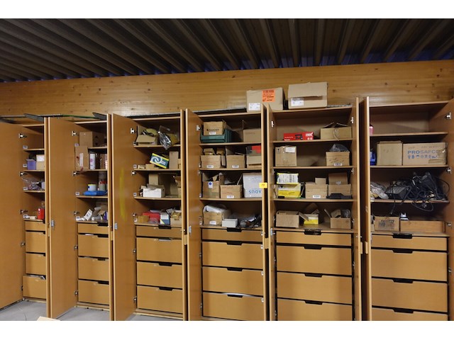 Inhoud kast + metalen bureau - afbeelding 1 van  46