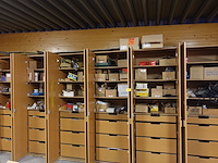 Inhoud kast + metalen bureau - afbeelding 1 van  46