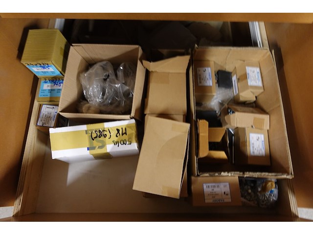 Inhoud kast + metalen bureau - afbeelding 13 van  46
