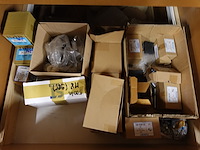 Inhoud kast + metalen bureau - afbeelding 13 van  46
