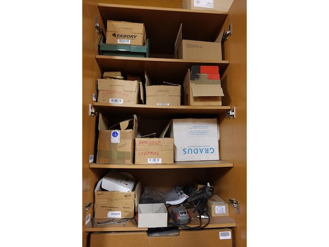 Inhoud kast + metalen bureau - afbeelding 14 van  46