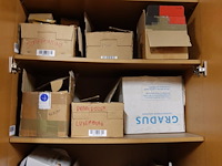 Inhoud kast + metalen bureau - afbeelding 14 van  46