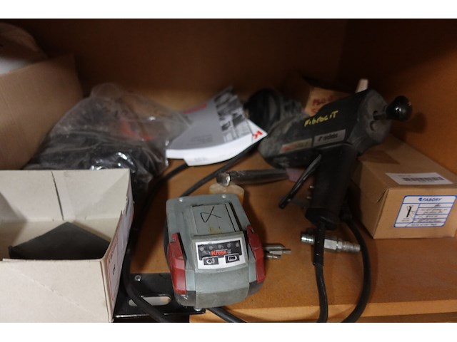 Inhoud kast + metalen bureau - afbeelding 15 van  46