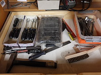 Inhoud kast + metalen bureau - afbeelding 17 van  46