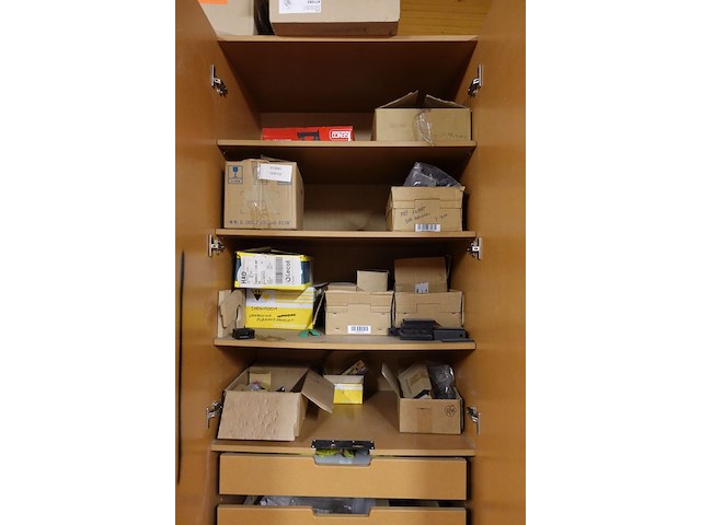 Inhoud kast + metalen bureau - afbeelding 20 van  46