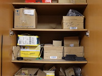 Inhoud kast + metalen bureau - afbeelding 20 van  46