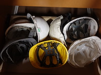 Inhoud kast + metalen bureau - afbeelding 22 van  46