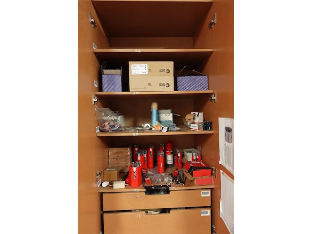 Inhoud kast + metalen bureau - afbeelding 12 van  46
