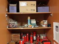 Inhoud kast + metalen bureau - afbeelding 12 van  46