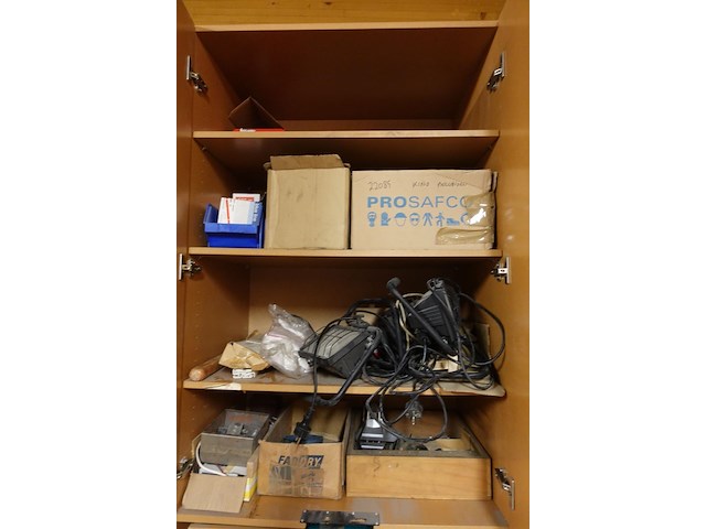 Inhoud kast + metalen bureau - afbeelding 24 van  46