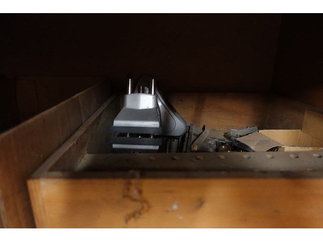 Inhoud kast + metalen bureau - afbeelding 25 van  46