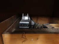 Inhoud kast + metalen bureau - afbeelding 25 van  46