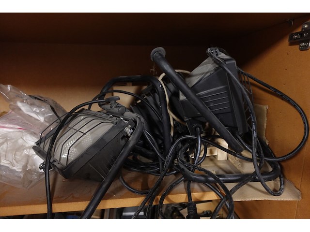 Inhoud kast + metalen bureau - afbeelding 26 van  46