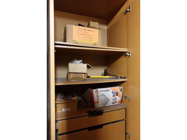 Inhoud kast + metalen bureau - afbeelding 29 van  46