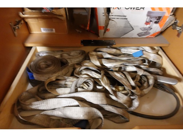 Inhoud kast + metalen bureau - afbeelding 32 van  46
