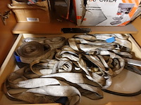 Inhoud kast + metalen bureau - afbeelding 32 van  46