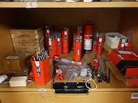 Inhoud kast + metalen bureau - afbeelding 23 van  46