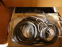 Inhoud kast + metalen bureau - afbeelding 35 van  46