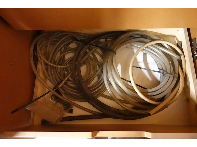 Inhoud kast + metalen bureau - afbeelding 36 van  46