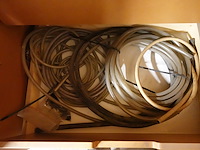 Inhoud kast + metalen bureau - afbeelding 36 van  46