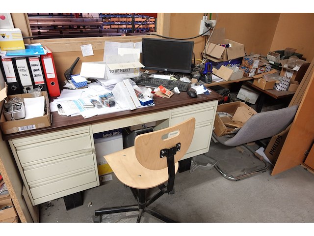 Inhoud kast + metalen bureau - afbeelding 37 van  46