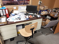 Inhoud kast + metalen bureau - afbeelding 37 van  46