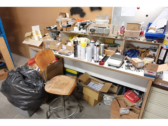 Inhoud kast + metalen bureau - afbeelding 38 van  46