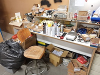 Inhoud kast + metalen bureau - afbeelding 38 van  46