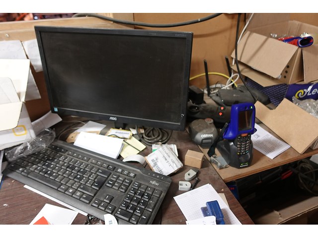 Inhoud kast + metalen bureau - afbeelding 41 van  46