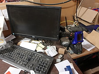 Inhoud kast + metalen bureau - afbeelding 41 van  46