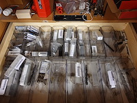 Inhoud kast + metalen bureau - afbeelding 34 van  46