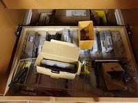 Inhoud kast + metalen bureau - afbeelding 42 van  46