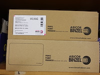 Inhoud kast + metalen bureau - afbeelding 45 van  46