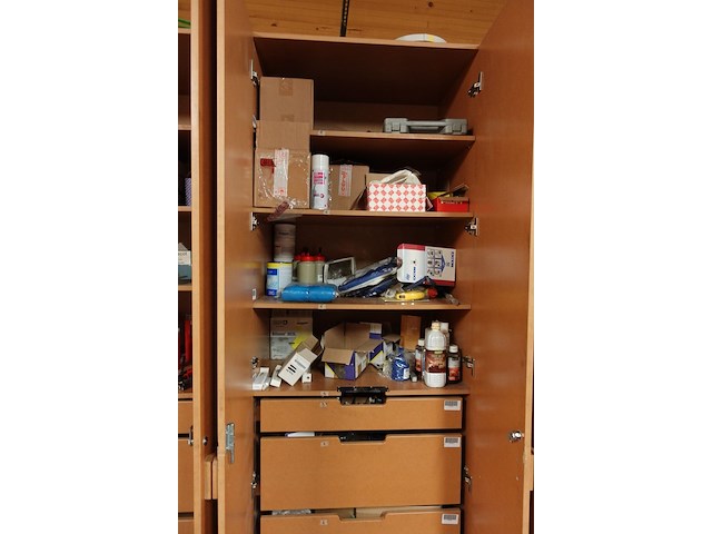 Inhoud kast + metalen bureau - afbeelding 46 van  46
