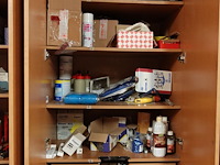 Inhoud kast + metalen bureau - afbeelding 46 van  46