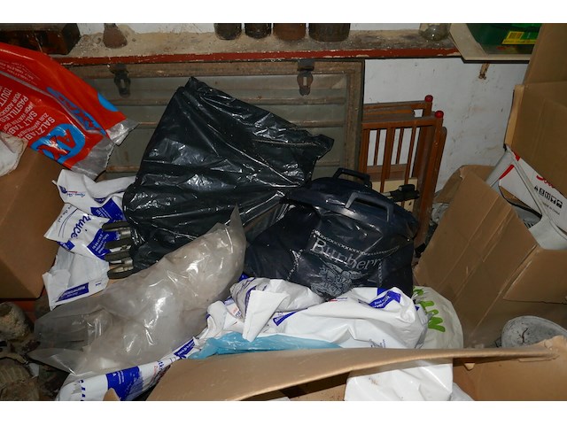 Inhoud kelder divers materiaal - afbeelding 2 van  10