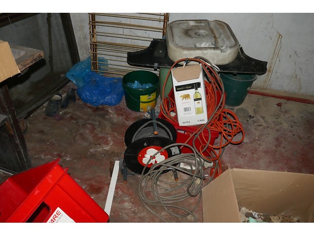 Inhoud kelder divers materiaal - afbeelding 1 van  10