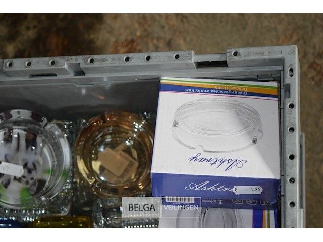 Inhoud kist div asbakken - afbeelding 2 van  5