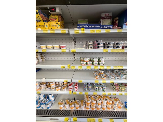 Inhoud koelvitrine: partij gekoelde zuivelproducten - afbeelding 2 van  14