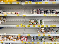 Inhoud koelvitrine: partij gekoelde zuivelproducten - afbeelding 2 van  14