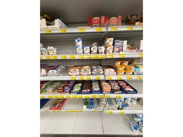 Inhoud koelvitrine: partij gekoelde zuivelproducten - afbeelding 3 van  14