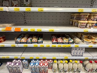 Inhoud koelvitrine: partij gekoelde zuivelproducten - afbeelding 9 van  14