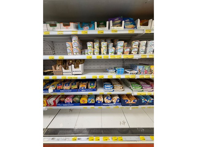 Inhoud koelvitrine: partij gekoelde zuivelproducten - afbeelding 11 van  14