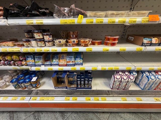 Inhoud koelvitrine: partij gekoelde zuivelproducten - afbeelding 2 van  11