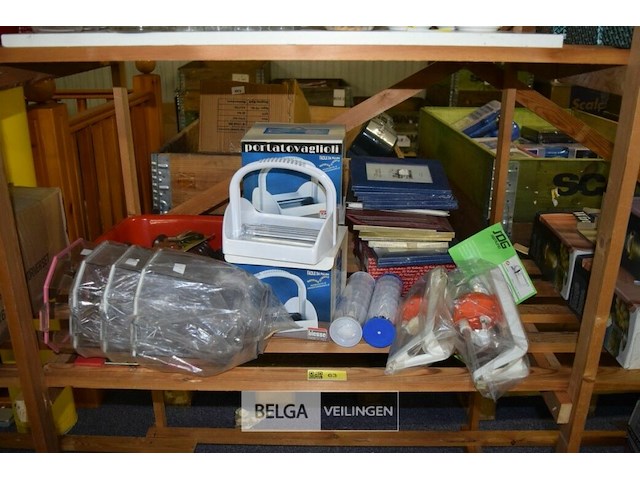 Inhoud legger 3 servethouders, kaders en gazonsproier - afbeelding 1 van  4