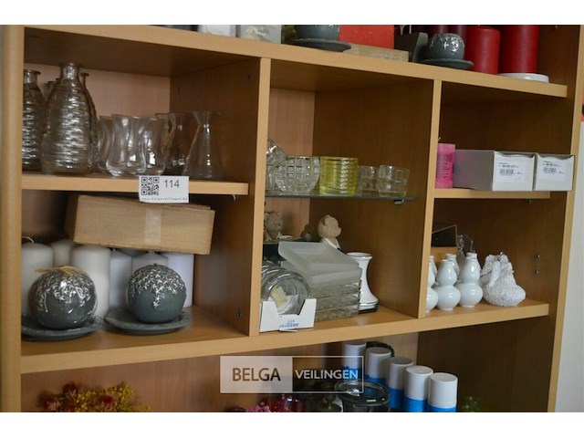 Inhoud legger div kaarsen en decoratie materialen - afbeelding 1 van  7